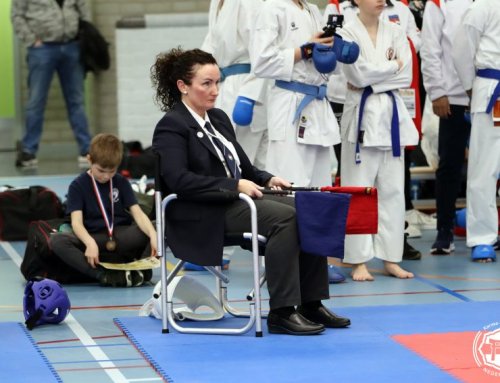 Van de scheidsrechterstafel: karatekleding