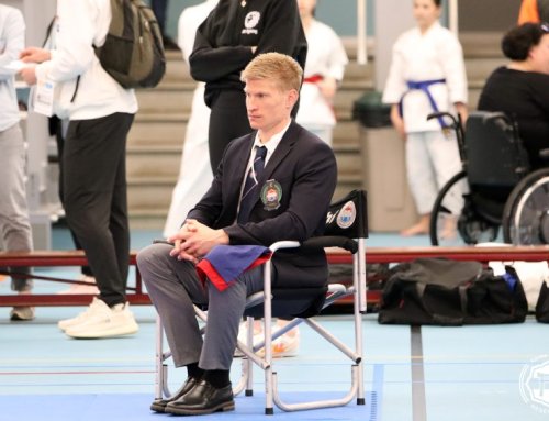 Van de scheidsrechterstafel: karatekleding (2)